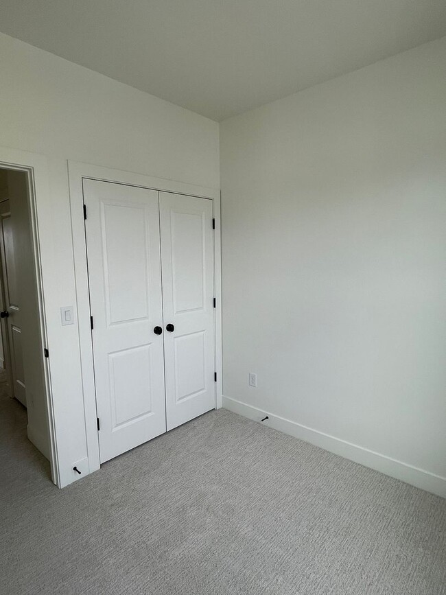 Building Photo - 4 Bed/3.5 Bath, 2-Car Garage