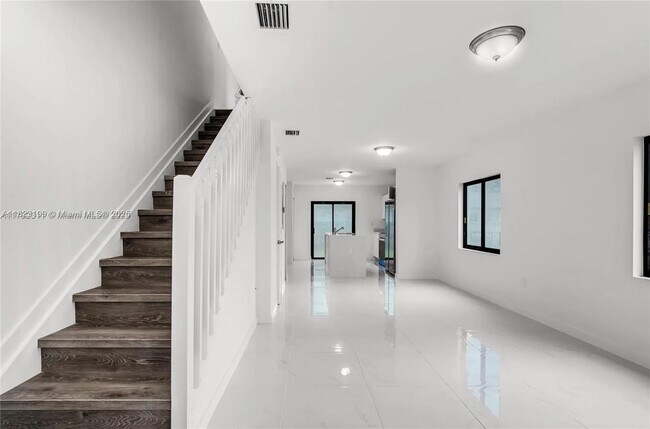 Building Photo - 1233 NW 9th Ave