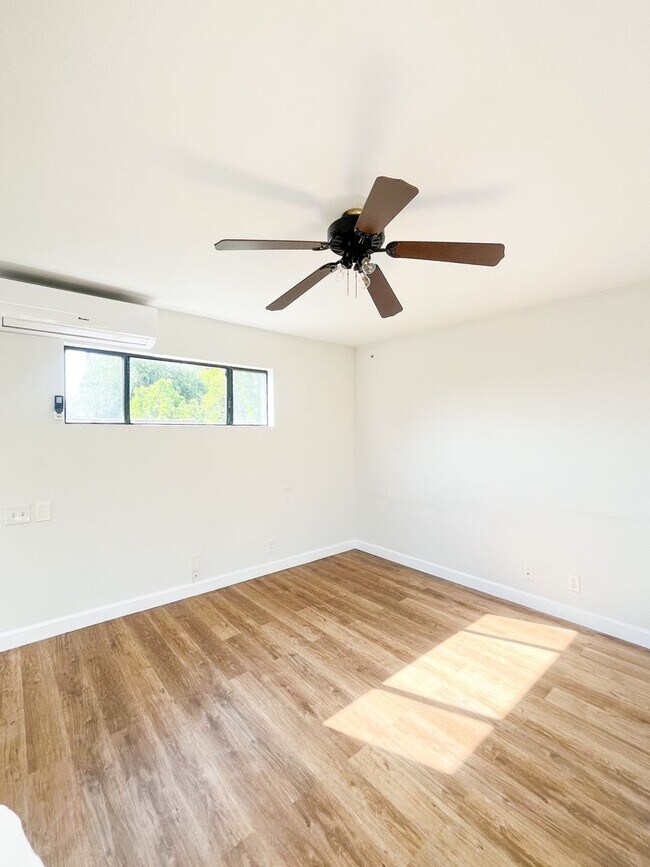 Building Photo - Stunning Light-Flooded Architectural 1BR L...