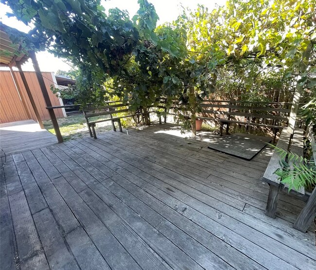 Building Photo - Custom 3 Bedroom Home for Rent