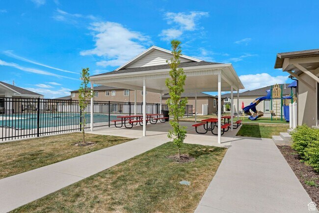 Building Photo - Convenient Tremonton Living | 3-Bed Townhome with Amentities