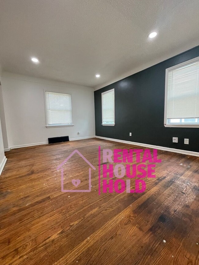 Building Photo - ~ 3 BEDROOM 1 BATH BUNGALOW FREE PRE-SCREEN