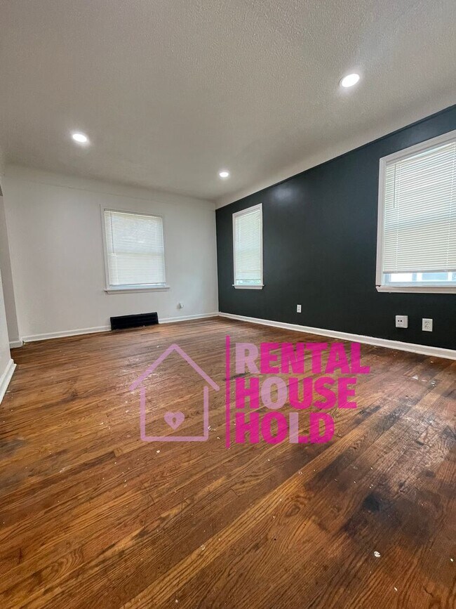 Primary Photo - ~ 3 BEDROOM 1 BATH BUNGALOW FREE PRE-SCREEN