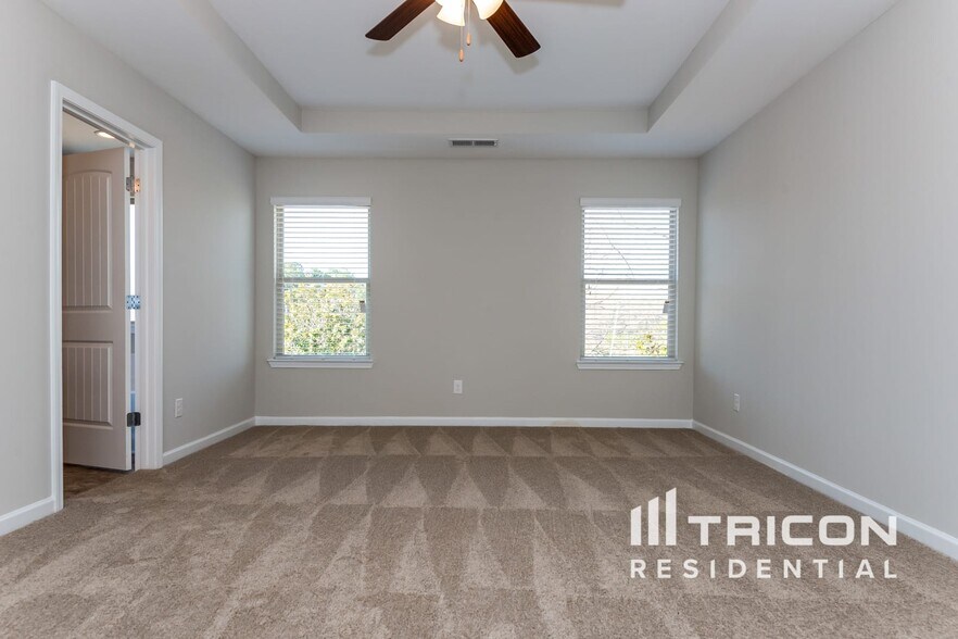 Building Photo - 317 Parkview Pl Dr