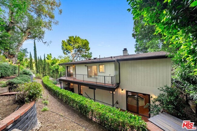 Building Photo - 9305 Beverlycrest Dr