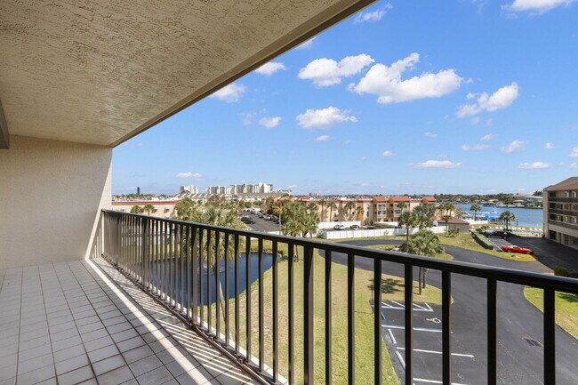 Building Photo - Condo For Rent on ST PETE BEACH!