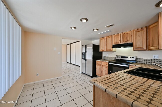 Building Photo - 8444 W Montecito Ave