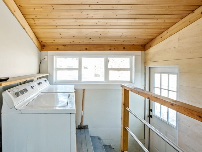 Building Photo - Adorable, fully updated 1-bdr/1-bath Milwa...