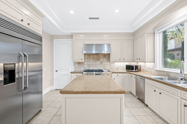 Building Photo - Elegant Dream Escape - Hills of Studio City