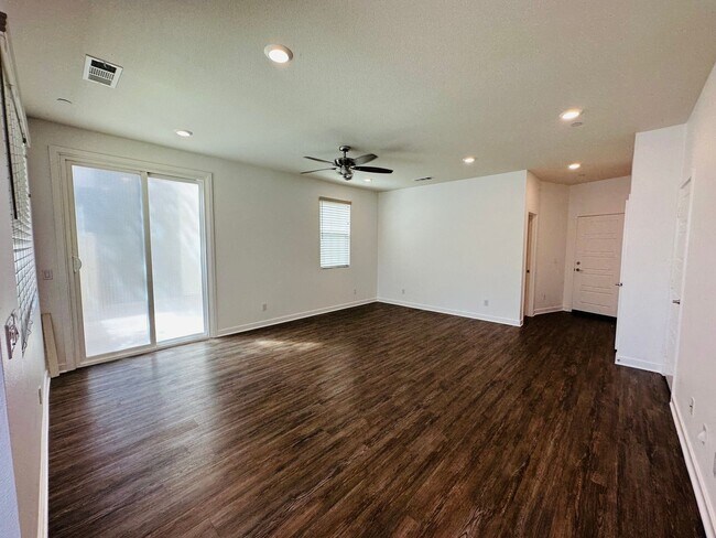 Building Photo - 1835 Vesta Dr