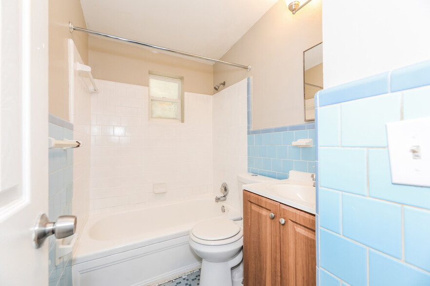 Building Photo - 597 E 57th St