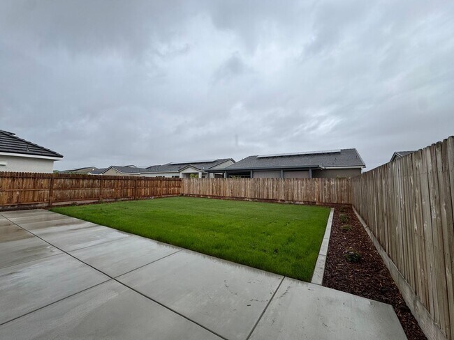 Building Photo - 997 Pioneer Dr W