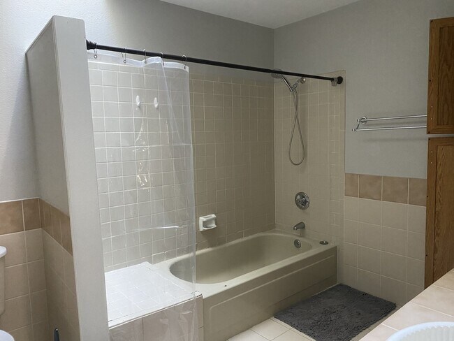 Building Photo - 2 bedroom westside - Rockrimmon