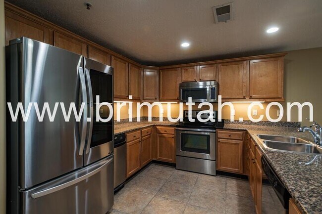 Building Photo - 3075 E Kennedy Dr