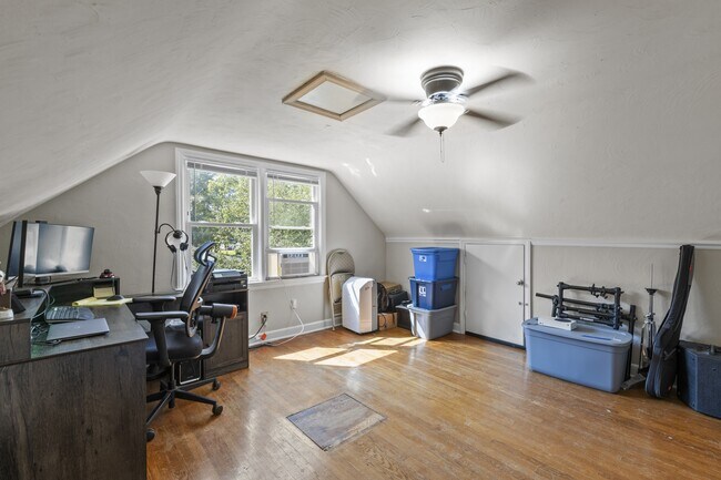 Building Photo - 4009 Maple Dr