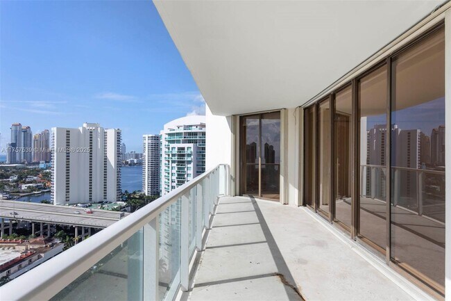 Building Photo - 19500 Turnberry Way