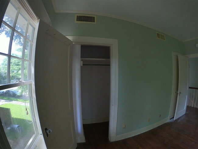 Building Photo - 824 Oakwood St