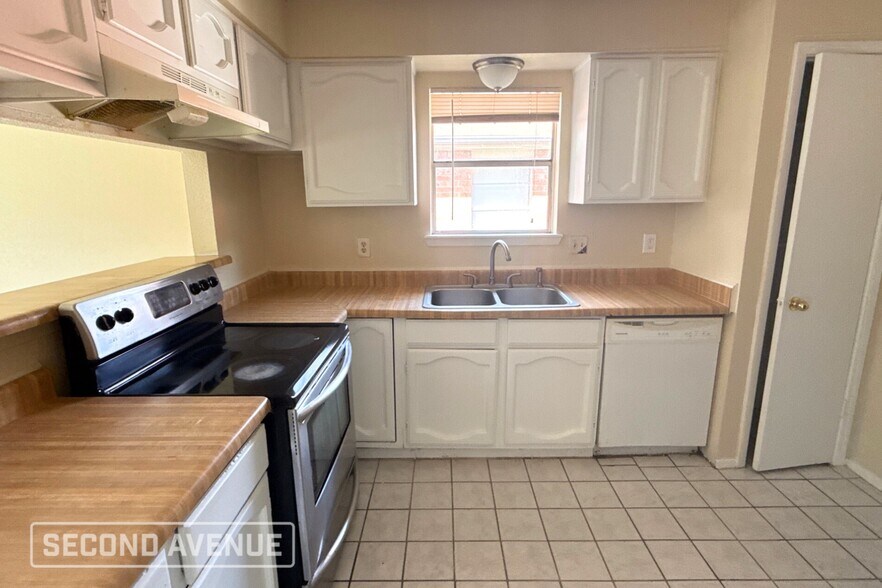 Building Photo - 1355 Tenderden Dr