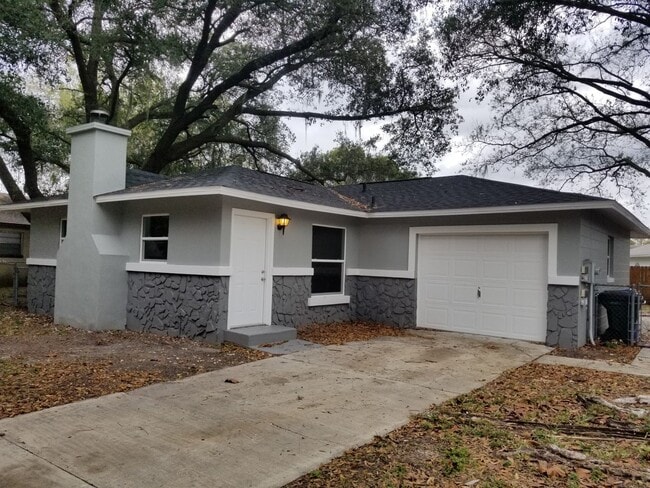 Primary Photo - Three-Bedroom Home Near Lake Howard in Win...