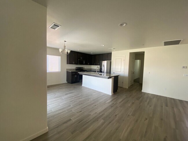 Building Photo - Beautiful 3 Bedroom 2 Bath Home in North Hanford