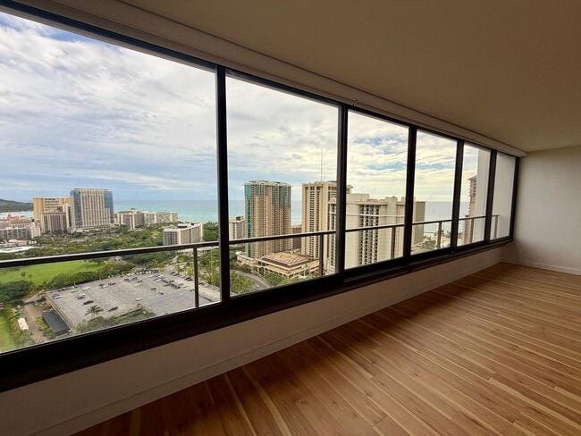 Building Photo - Luxury High-Floor Condo with Panoramic Ocean & Diamond Head Views | 2 Parking | Great Building Am...
