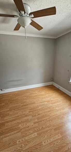 Building Photo - 429 W Wellington Ave