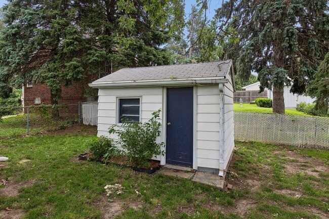 Building Photo - 425 Bancroft St