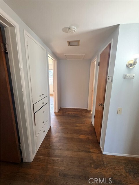 Building Photo - 323 E Holly St