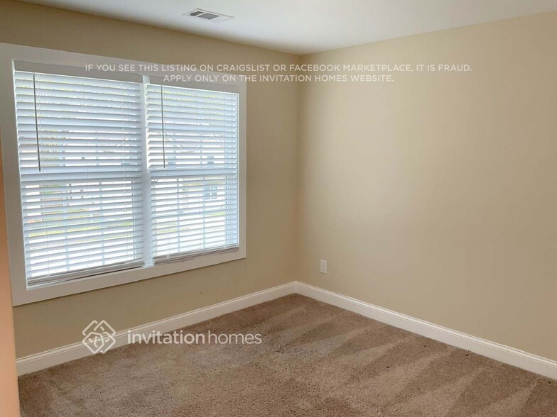 Building Photo - 310 Valley View Dr