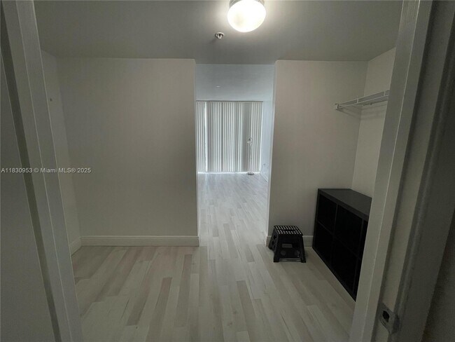 Building Photo - 1750 N Bayshore Dr