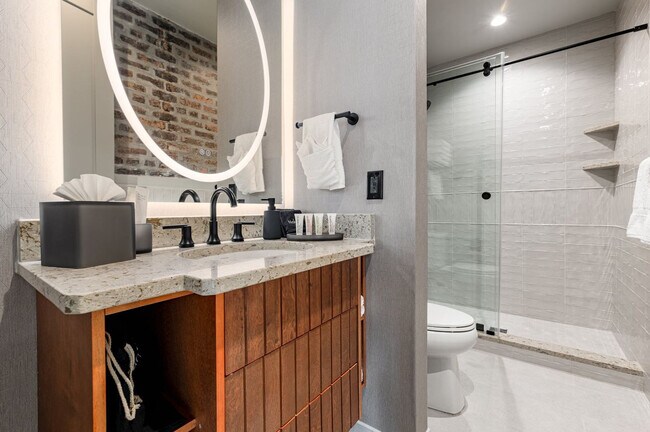 Building Photo - 1011 Canal St