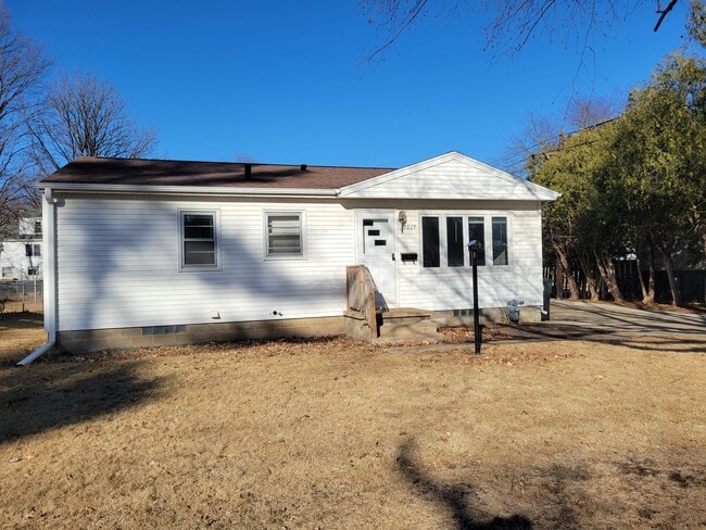 Building Photo - 3 Bedroom House with Large Garage