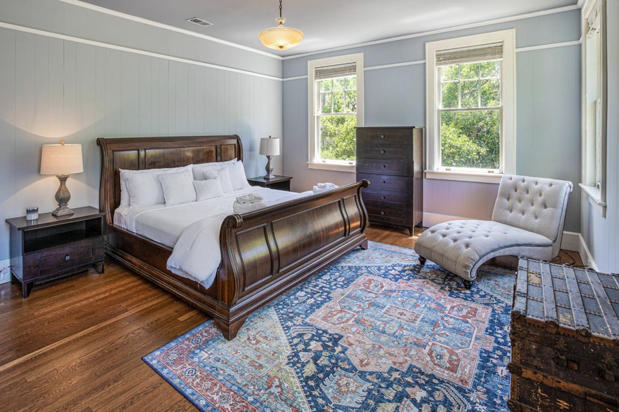 Building Photo - 624 E Victory Dr