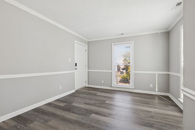Building Photo - Fully Updated 2 Bedroom Unit!