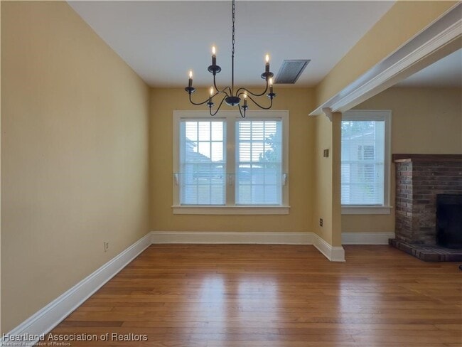 Building Photo - 2384 Lakeview Dr