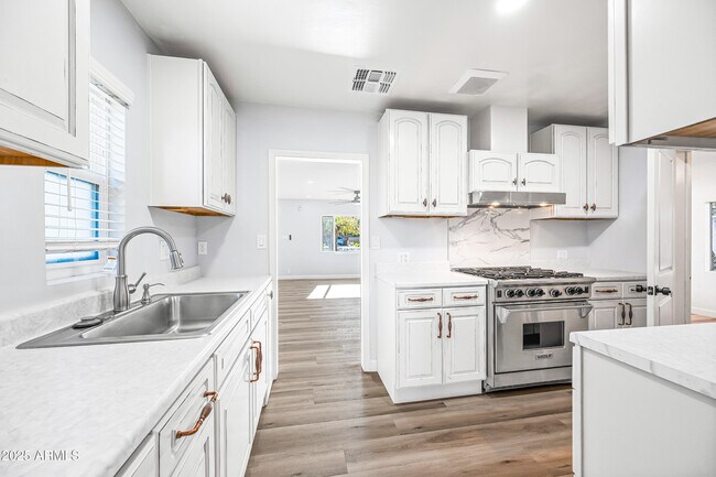 Building Photo - 1608 E Hudson Dr