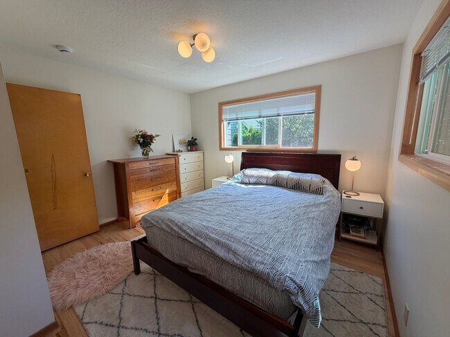 Building Photo - Stunning Eastmoreland Mid-Century Modern w/ Private Yard, A/C