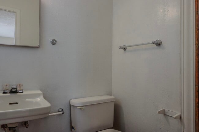 Building Photo - 2005 43rd St