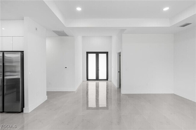 Building Photo - 620 Raintree St E