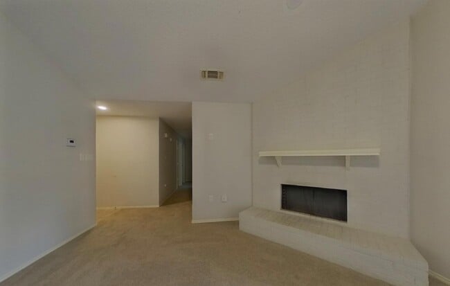 Building Photo - MOVE IN READY