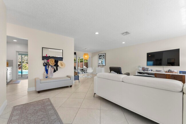 Building Photo - 401 NE 10th Terrace