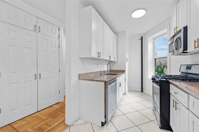 Building Photo - 811 Walton Ave