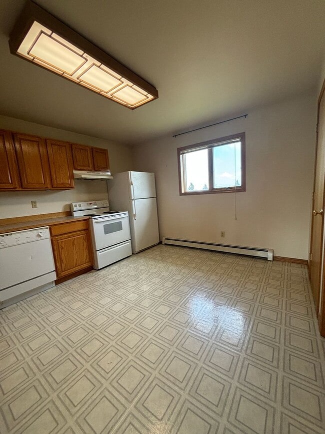 Building Photo - Updated 2 bedroom apartment Near St Peters