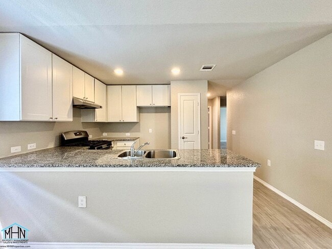 Building Photo - Live in Luxury in this beautiful 3bed/2bat...