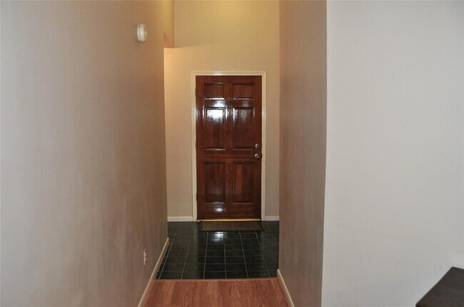 Building Photo - 1002 Abbott Dr