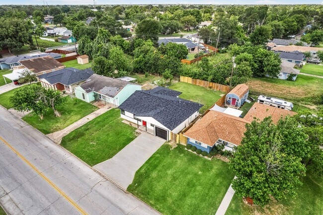 Building Photo - 404 Glenmore Dr