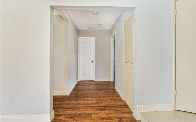Building Photo - 24121 El Tiradore Cir