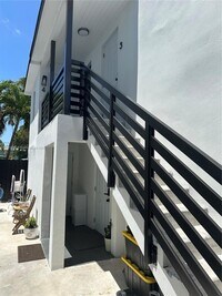 Building Photo - 638 SW 21st Ave