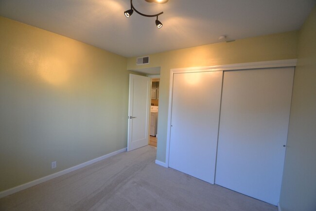 Building Photo - New Updated Main Level Condo with 24/7 Sec...