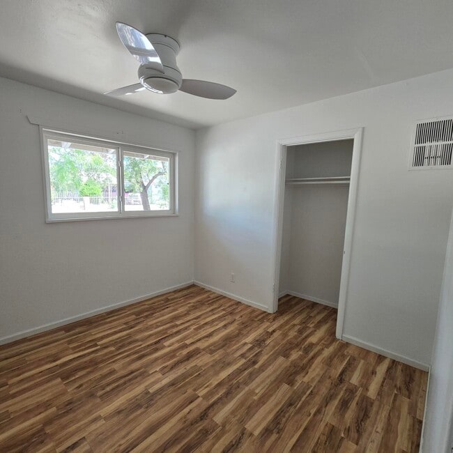 Building Photo - 3401 Sierra Dr NE